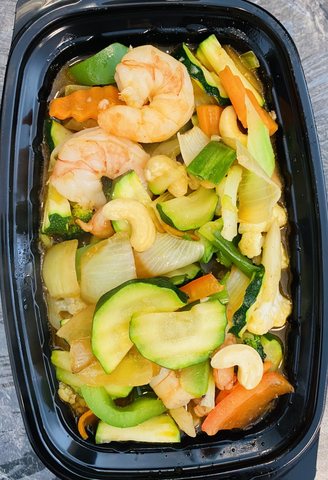 Gung Pad Med Mamoung Himmapan: Garnelen mit Cashewnüssen und Gemüse in einer Box zum Mitnehmen